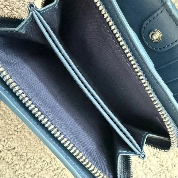 Tumi Navy and Cream Leather wallet - Picture 6 of 6